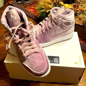 WMNS AIR JORDAN 1 MID SE SZ 9